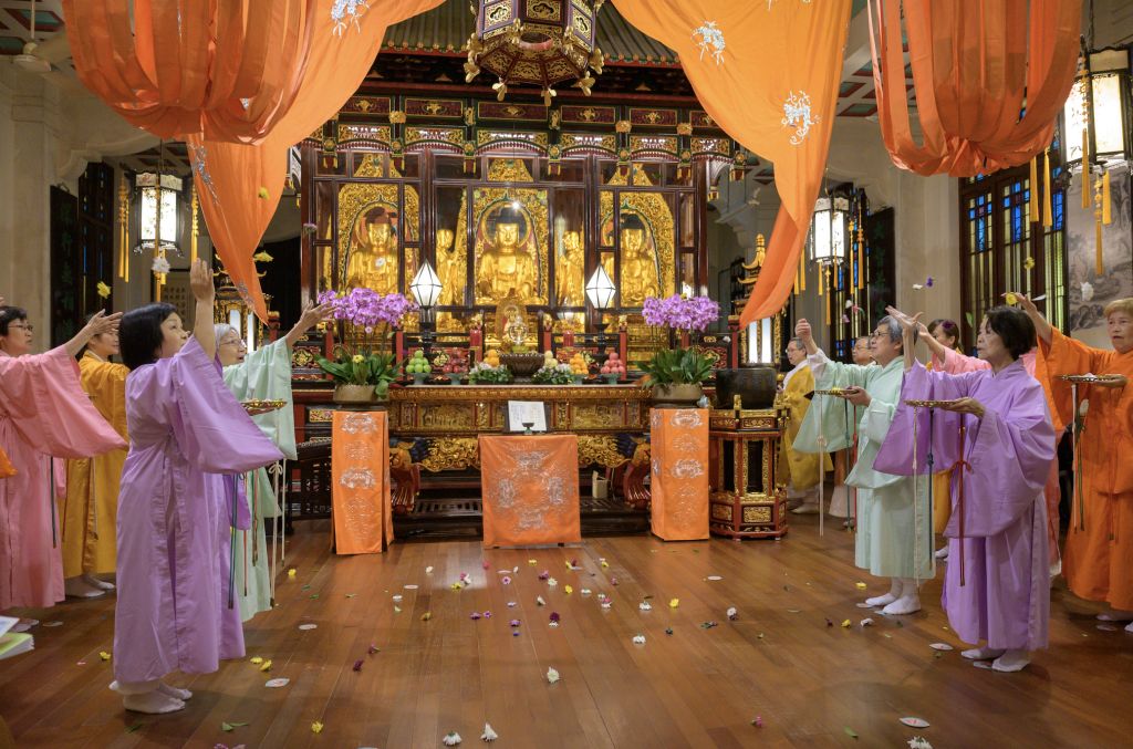 香港佛教真言宗居士林及女居士林三年前亦曾參與東蓮覺苑辦的「欣求和樂」音聲佛事，兩林代表在這次的共賞會中，以廣東話普供、散妙華、舉讚，莊嚴之餘，亦教人耳目一新。