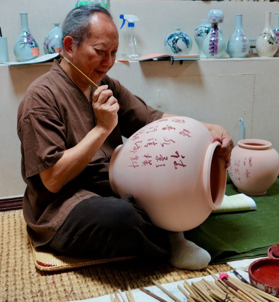 葉榮枝在韓國與陶藝家合作創作花皿（圖：由葉榮枝提供）。