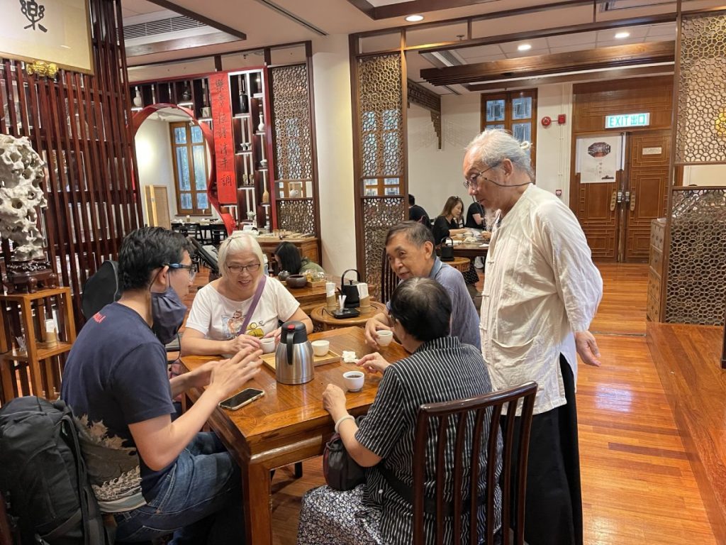 訪問當日，適逢南音唱家唐小燕（前排中）在樂茶軒演唱的日子，表演前一眾表演者先「醫肚」（圖：彭斯筵）。